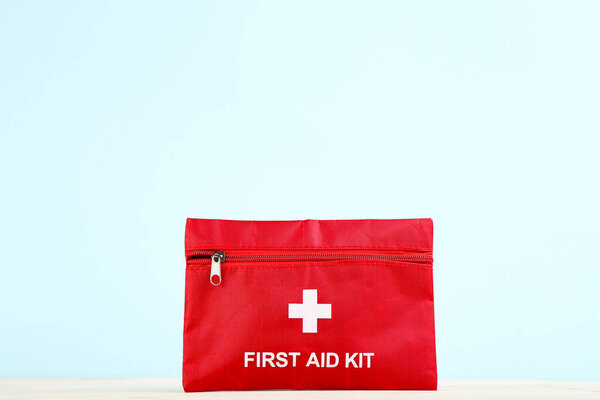 Комплект первой помощи на фоне мяты