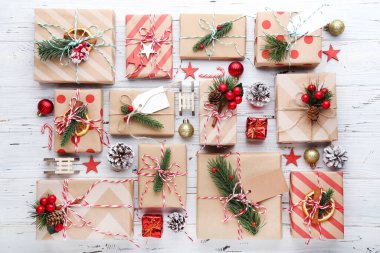 Beyaz ahşap arka planda süsleri olan hediye kutuları