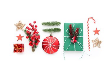 Noel kompozisyonu. Kırmızı böğürtlen, şeker, yıldızlar ve beyaz arka planda takılar.