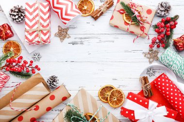 Beyaz ahşap arka planda süsleri olan hediye kutuları