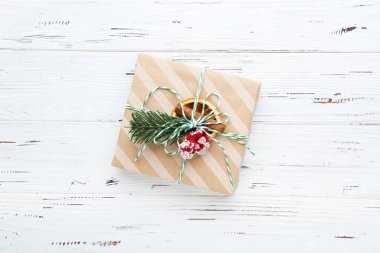 Beyaz ahşap arka planda süslemeleri olan hediye kutusu