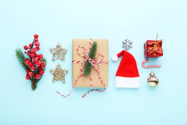 Mavi arkaplanda Noel süsleri