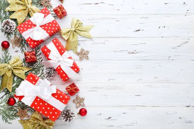 Beyaz ahşap arka planda süsleri olan hediye kutuları