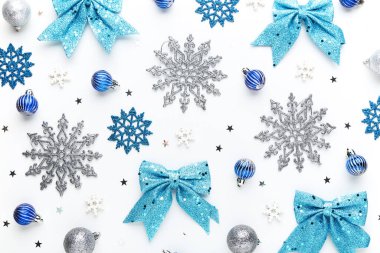 Noel kompozisyonu. Beyaz arkaplandaki süsler