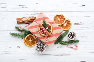 Beyaz ahşap arka planda süslemeleri olan hediye kutusu