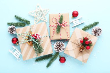 Mavi arkaplanda süslemeleri olan hediye kutuları