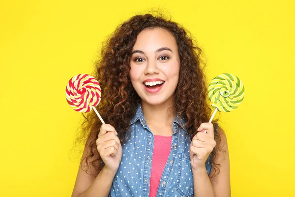 Menina Americana Jovem Segurando Pirulitos Coloridos Fundo Amarelo — Fotografia de Stock