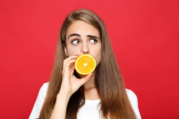 Junges Mädchen Mit Frischen Orangenfrüchten Auf Rotem Hintergrund — Stockfoto