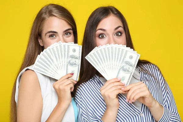 Joven Feliz Novias Sosteniendo Billetes Dólar Sobre Fondo Amarillo — Foto de Stock