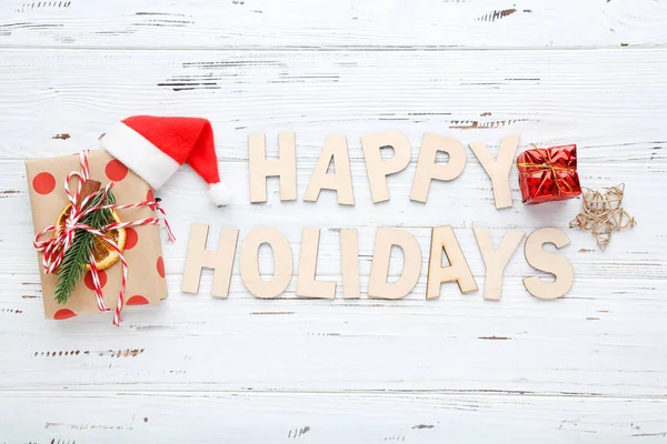 Geschenkdoos Met Ornamenten Tekst Happy Holidays Witte Houten Ondergrond — Stockfoto
