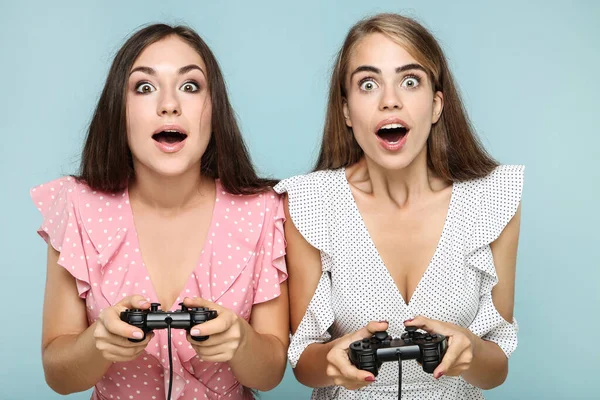 Jong Gelukkig Vriendinnen Spelen Computer Spel Met Joysticks Blauwe Achtergrond — Stockfoto