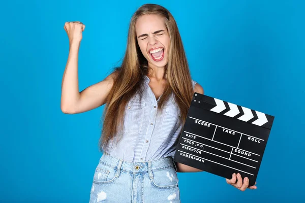 Vacker Flicka Med Clapperboard Blå Bakgrund — Stockfoto