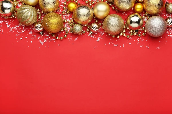 Kırmızı Arka Planda Boncuklu Kar Taneli Noel Mücevherleri — Stok fotoğraf