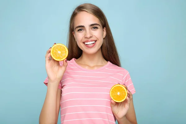 Jong Meisje Met Vers Oranje Fruit Blauwe Achtergrond — Stockfoto