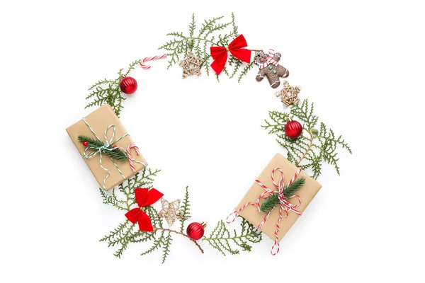 Weihnachtskomposition Grüne Äste Mit Geschenkschachteln Kugeln Und Sternen Auf Weißem — Stockfoto