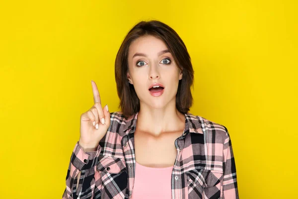 Surprised Young Woman Pointing Finger Yellow Background — 图库照片