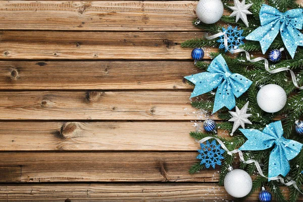 Ramos Abeto Com Enfeites Natal Mesa Madeira Marrom — Fotografia de Stock