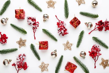 Noel kompozisyonu. Ağaç dallarının beyaz arkaplanda süsleri vardır.