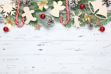 Firavun ağacı dalları beyaz ahşap masa üzerinde noel süsleri ile