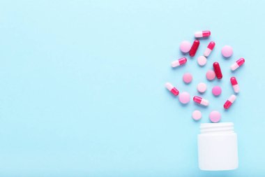 Mavi arka planda pembe haplar ve şişe