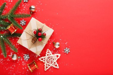 Kırmızı arkaplanda süslemeleri olan hediye kutusu