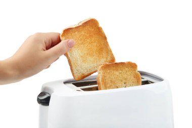 Tost makinesi ve kadın eli, beyaz arka planda izole edilmiş tost alır.