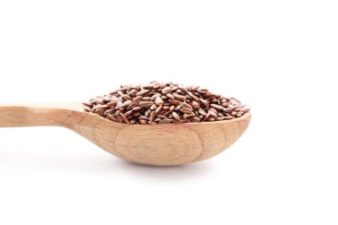 Beyaz arka planda izole edilmiş tahta kaşıkta keten tohumları