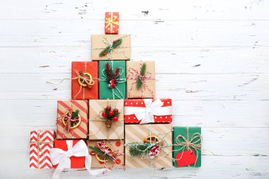 Beyaz ahşap arka planda süsleri olan hediye kutuları