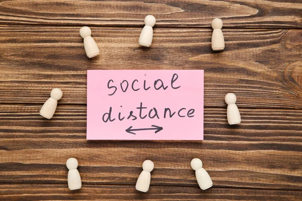 Inschrift Social Distance Mit Holzfiguren Auf Braunem Hintergrund — Stockfoto