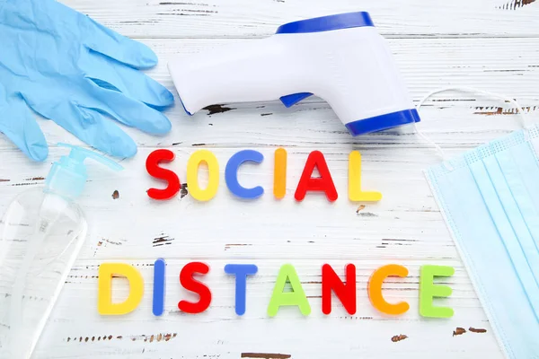 Beschriftung Soziale Distanz Mit Infrarot Thermometer Medizinmaske Handschuhen Und Desinfektionsflasche — Stockfoto