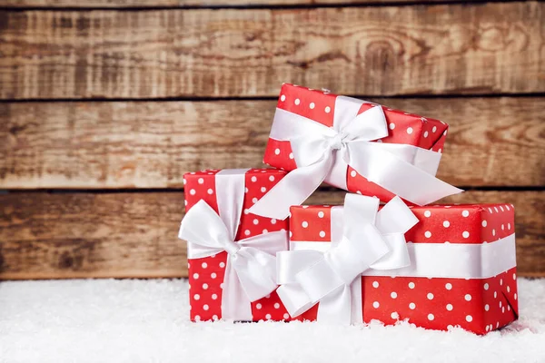 Рождественские Подарки Коробки Белым Снегом Деревянном Фоне — стоковое фото