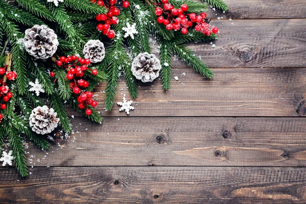杉树枝条 褐色木制桌子上有圣诞装饰品 — 图库照片