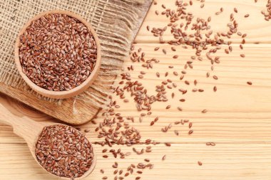 Kasede keten tohumu ve tahta arka planda kaşık