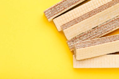 Sarı arka planda tatlı gofret çubukları