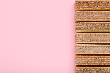 Pembe arka planda tatlı gofret çubukları