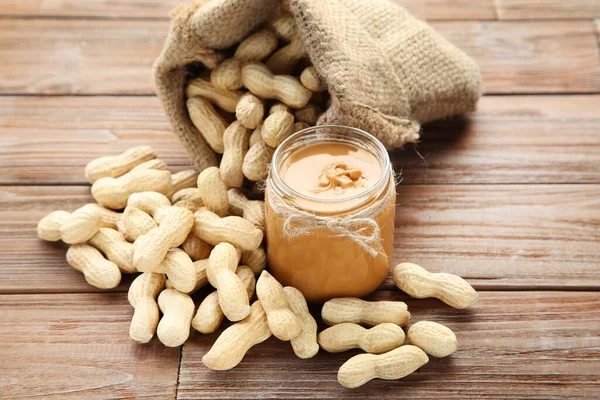 Erdnussbutter Und Nüsse Sacktuch Auf Holztisch — Stockfoto