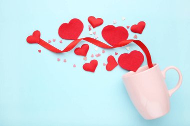 Kupalı kumaş kalpler ve mavi arka planda serpiştirmeler.