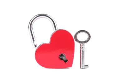 Beyaz arkaplanda izole edilmiş anahtarla Valentine kalp şekilli asma kilit