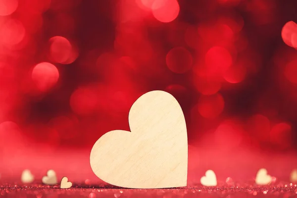 Valentine Hnědá Srdce Červeném Rozmazaném Pozadí — Stock fotografie