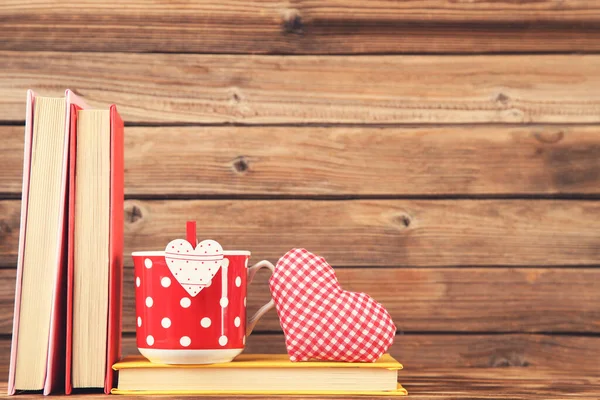 Stofhart Met Beker Boeken Bruine Houten Tafel — Stockfoto