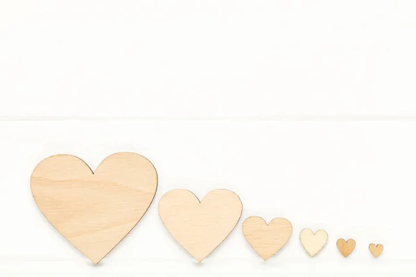Braune Herzen Auf Weißem Holztisch — Stockfoto