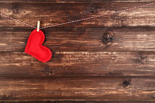 Stoffherz Hängt Auf Braunem Holzhintergrund — Stockfoto