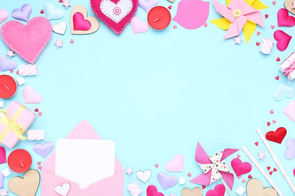 Valentinsherzen Mit Marshmallows Geschenkschachteln Und Papierwindmühlen Auf Blauem Hintergrund — Stockfoto