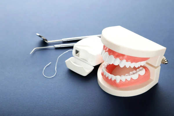 歯のモデルと黒の背景に歯の楽器と糸 — ストック写真