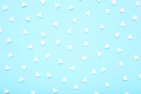Mavi Arka Planda Kalp Şeklinde Serpintiler — Stok fotoğraf