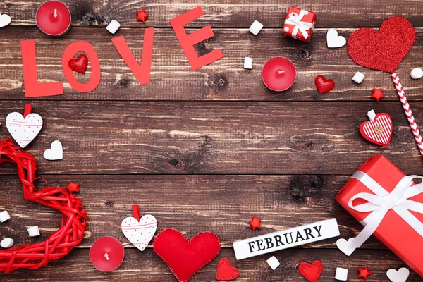 ギフトボックス キャンドル 単語とバレンタインの心茶色の木製のテーブルの上の愛 — ストック写真