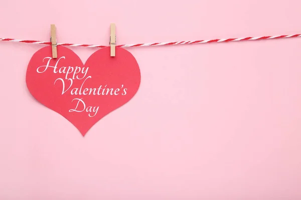 Kırmızı Kağıt Kalp Pembe Arka Planda Sevgililer Günün Kutlu Olsun — Stok fotoğraf