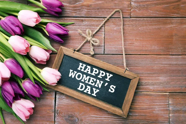 Kytice Tulipánů Rámečkem Textem Happy Womens Day Hnědém Dřevěném Stole — Stock fotografie