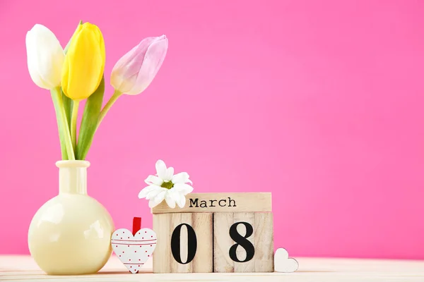 Würfel Kalender Mit Tulpenblüten Vase Auf Rosa Hintergrund — Stockfoto