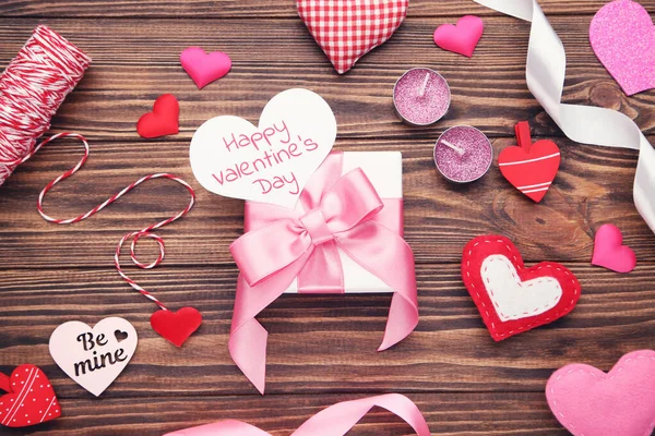 Pudełko Prezenty Świece Serce Tekstem Szczęśliwych Walentynek Brązowym Tle — Zdjęcie stockowe